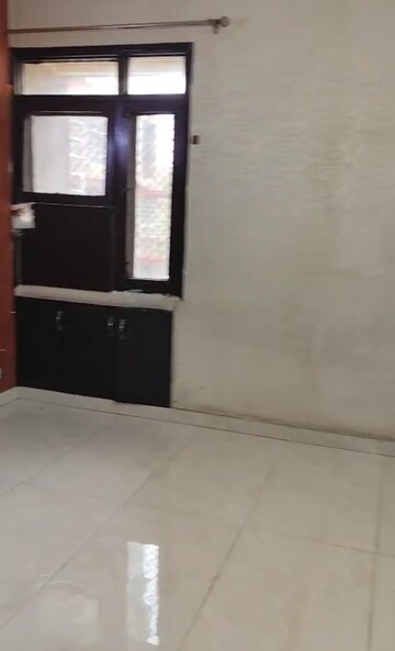 Room in 2.5 BHK Apartment at Vasant Apartment Mayur Vihar, Mayur Vihar 1 – for Rent