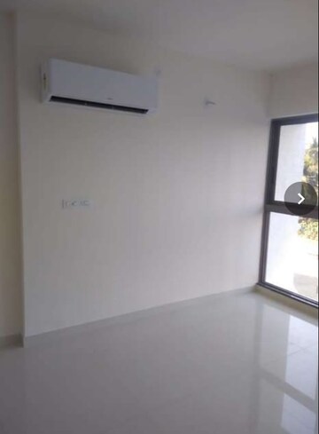 Room in 2 BHK Apartment at Lodha Casa Viva, Majiwada – for Rent