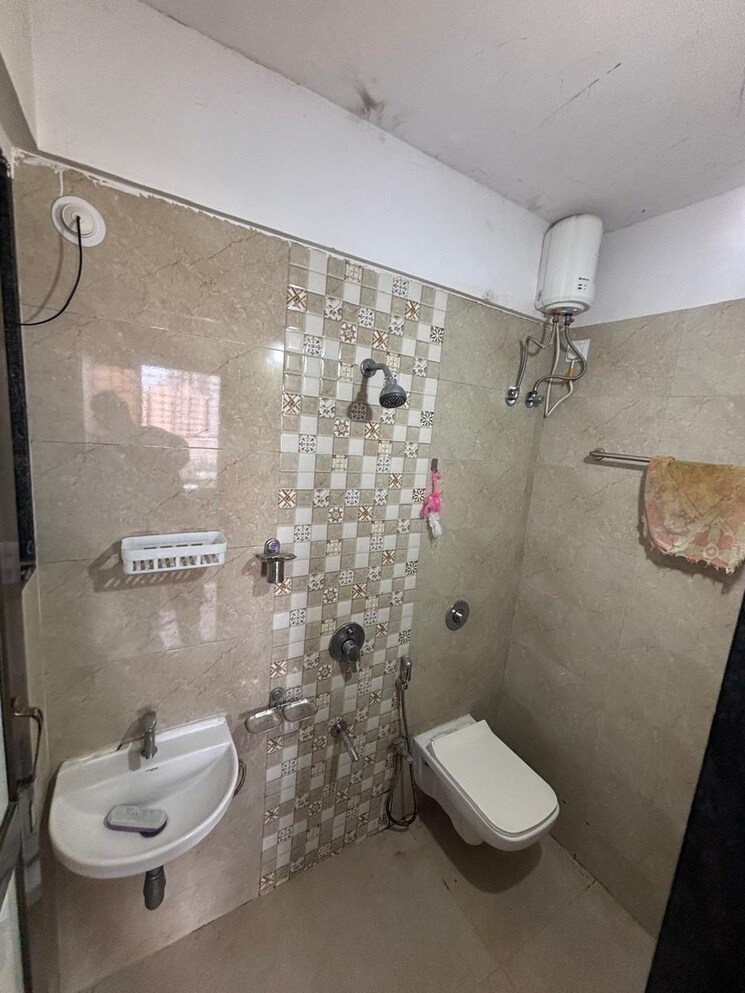 Bathroom, shree-swami-valentina-chs 1 Bedroom 430 Sq.Ft. Apartment In Jamil Nagar Mumbai 8951121