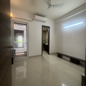 Room in 3.5 BHK Apartment at Smart World Orchard, Sector 61 – for Sale