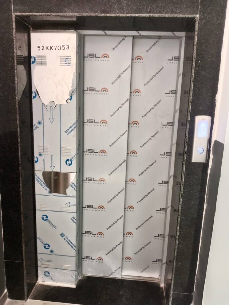 undefined, sector 63 Commercial Office Space 800 Sq.Ft. In Sector 63 Noida 8951360