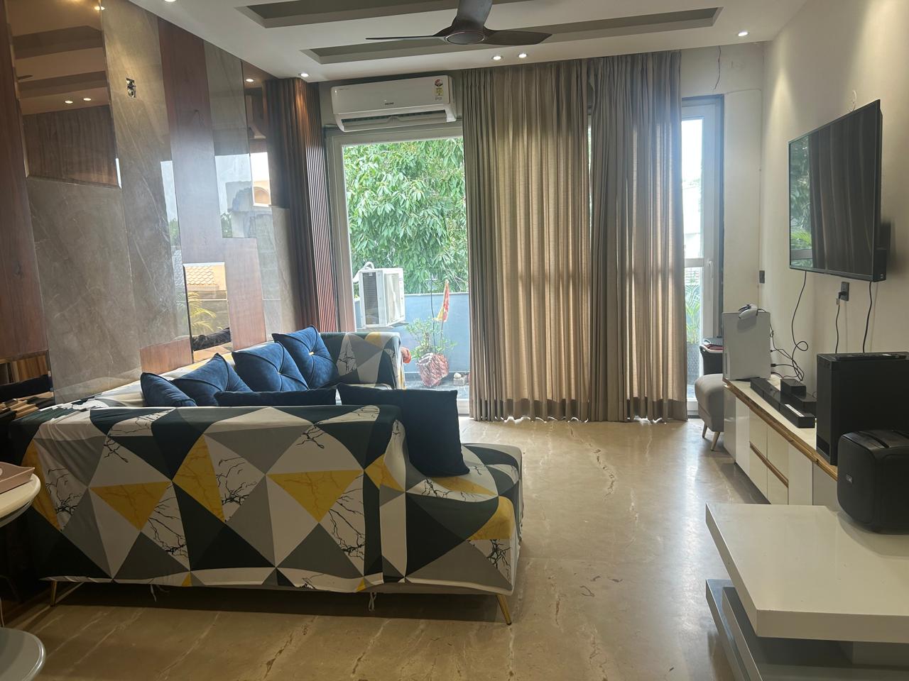 3 BHK + Servant Room 1500 Sq.Ft. Builder Floor in Ansal Sushant Apartments