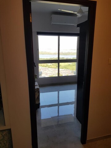 Room in 2 BHK Apartment at Lodha Amara, Kolshet Road – for Rent