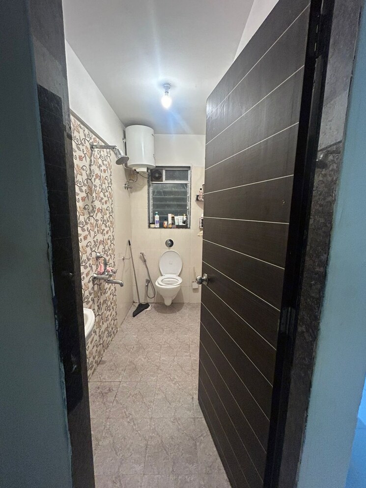 Bathroom, je-and-vee-vrindavan 2 Bedroom 700 Sq.Ft. Apartment In Malad East Mumbai 8951548
