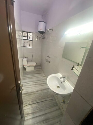 Bathroom in 3 BHK Builder Floor at Veera Safdarjung Enclave, Safdarjung Enclave – for Rent