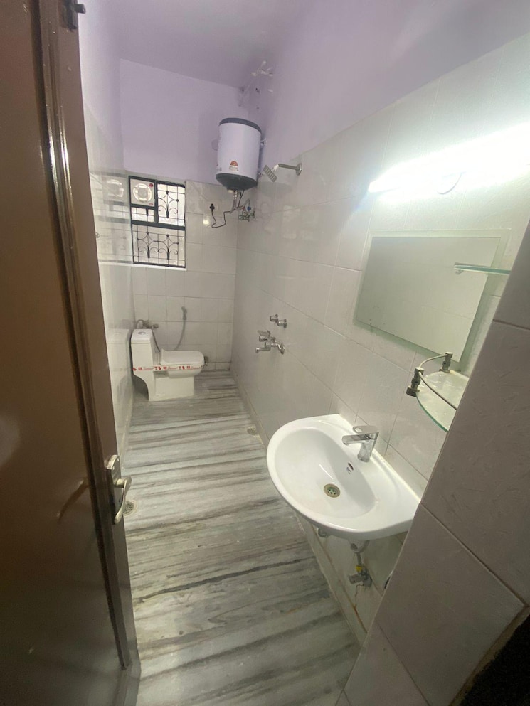 Bathroom, veera-safdarjung-enclave 3 Bedroom 1600 Sq.Ft. Builder Floor In Safdarjung Enclave Delhi 8951707
