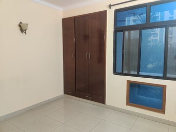 Room in 2 BHK Builder Floor at DLF The Icon, Dlf Phase V – for Rent