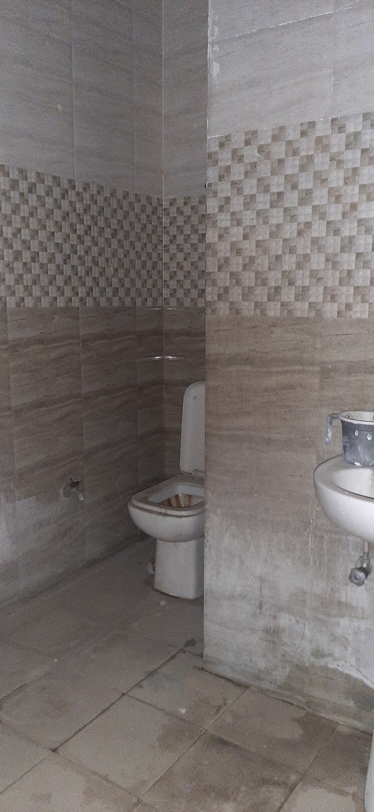 Bathroom, land-craft-golf-links-apartment-phase-2 3 Bedroom 100 Sq.Yd. Builder Floor In Pandav Nagar Ghaziabad 8951646