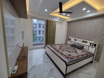 Bedroom in 3 BHK Builder Floor at DLF Atria, Dlf Phase ii – for Rent