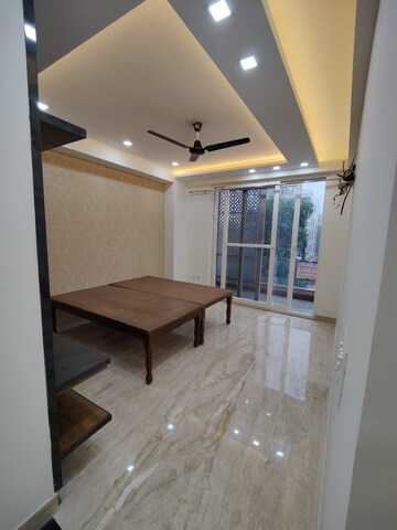 Room in 3 BHK Builder Floor at DLF Atria, Dlf Phase ii – for Rent