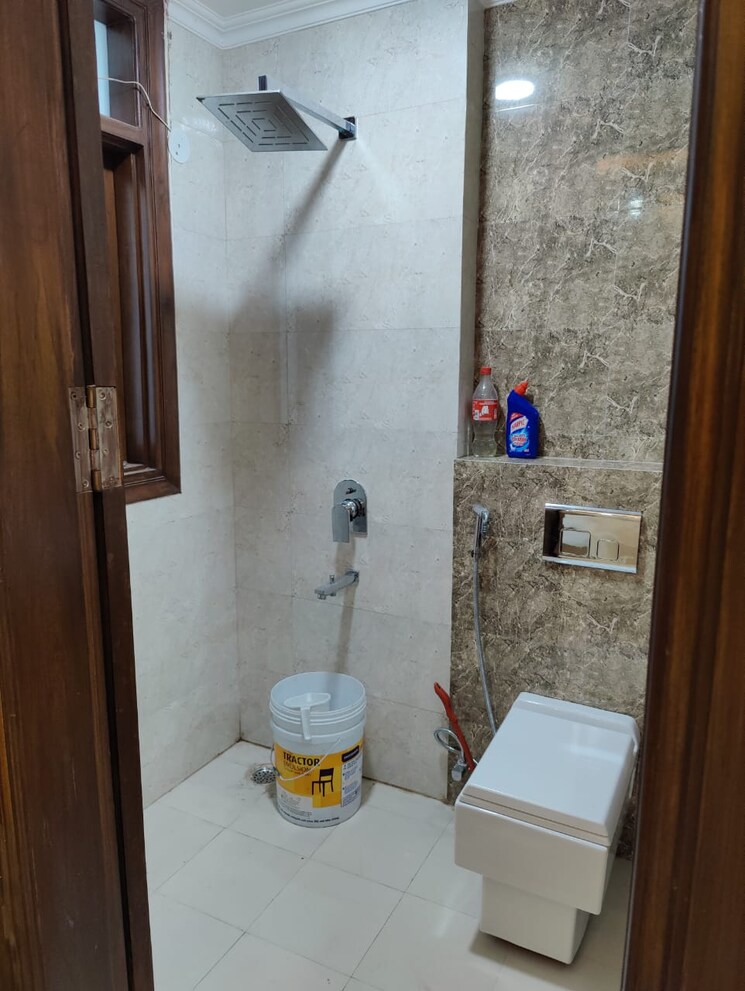 Bathroom, dlf-atria 3 Bedroom 1500 Sq.Ft. Builder Floor In Dlf Phase ii Gurgaon 8951695