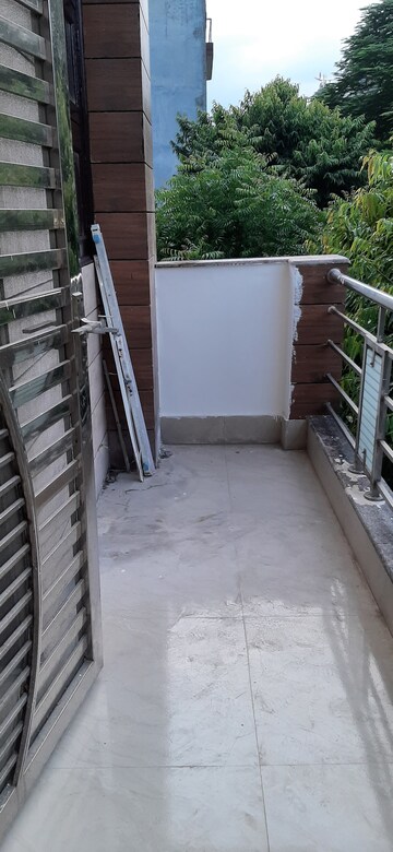 Balcony in 3 BHK Builder Floor at Land Craft Golf Links Apartment Phase 1, Pandav Nagar – for Sale