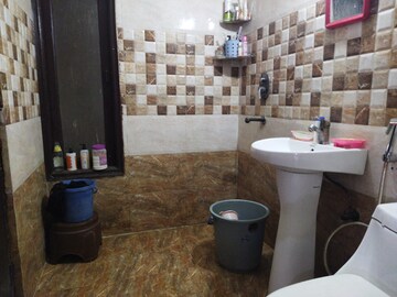 Attached Bathroom in 3 BHK Builder Floor at Vaishali Sector 5 – for Rent
