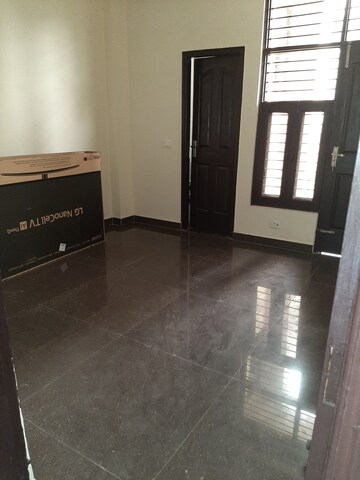 Furnished Amenities in 3 BHK Builder Floor at Land Craft Golf Links Villa, Pandav Nagar – for Sale