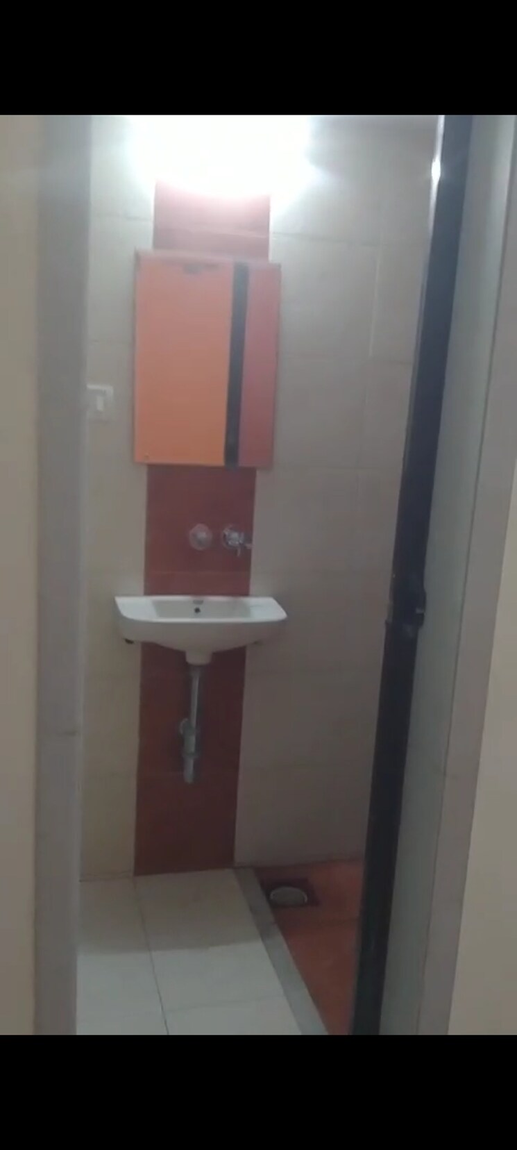 Bathroom, vile parle east 1 Bedroom 550 Sq.Ft. Apartment In Vile Parle East Mumbai 8951896