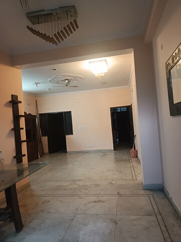 Room in 3 BHK Independent House at Sector 31 – for Rent