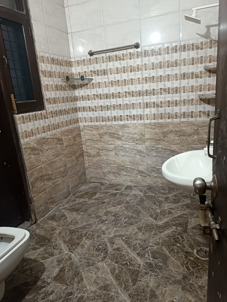 Bathroom, sector 31 3 Bedroom 205 Sq.Yd. Independent House In Sector 31 Noida 8951928