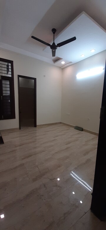 Furnished Amenities in 3 BHK Builder Floor at Land Craft Golf Links Villa, Pandav Nagar – for Sale