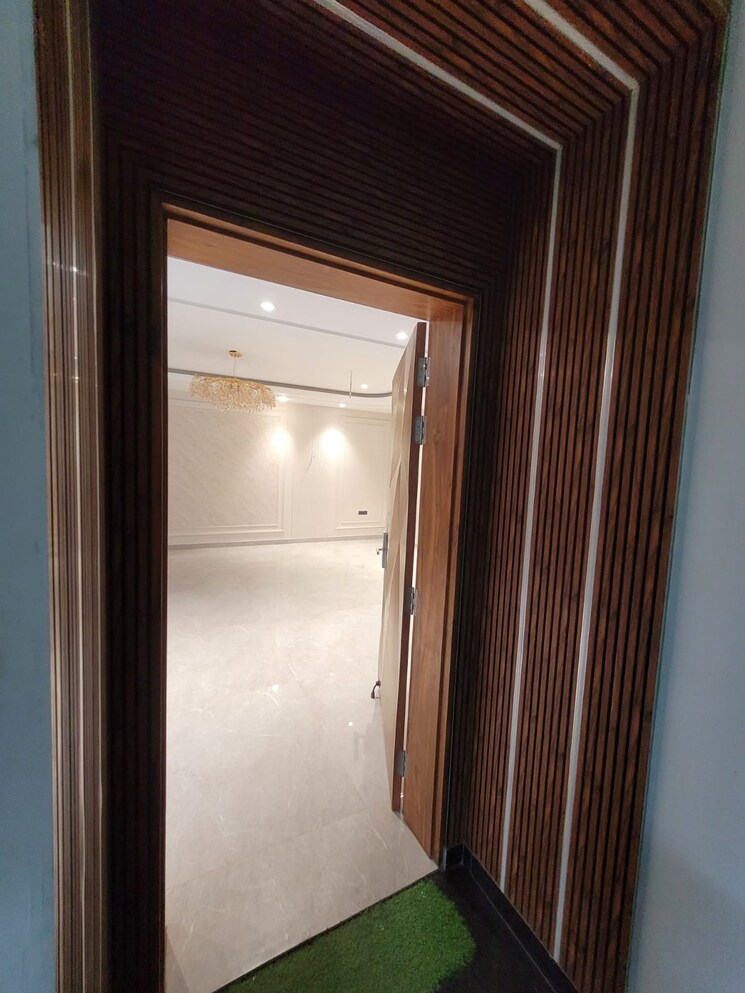 Room, sector 85 4 Bedroom 350 Sq.Yd. Builder Floor In Sector 85 Faridabad 8952102