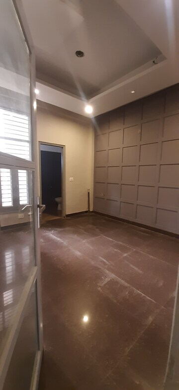 Furnished Amenities in 3 BHK Builder Floor at Land Craft Golf Links Villa, Pandav Nagar – for Sale