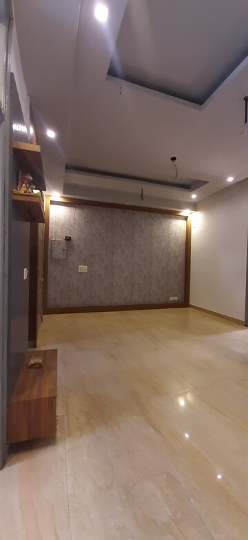 Room in 3 BHK Builder Floor at Land Craft Golf Links Villa, Pandav Nagar – for Sale