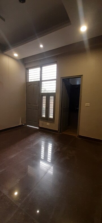 Furnished Amenities in 3 BHK Builder Floor at Land Craft Golf Links Villa, Pandav Nagar – for Sale