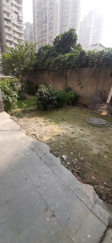 Plot Area in 3 BHK Builder Floor at Land Craft Golf Links Villa, Pandav Nagar – for Sale
