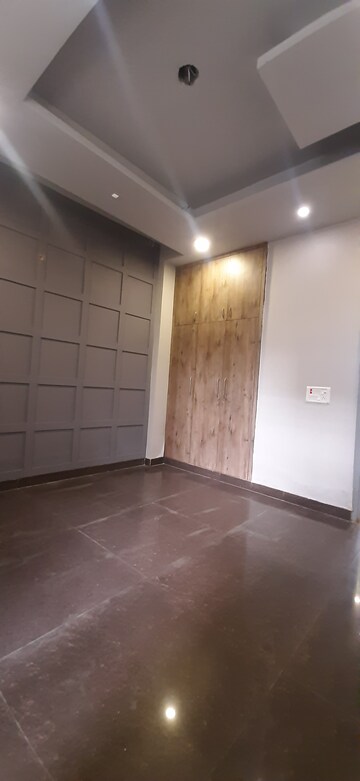 Furnished Amenities in 3 BHK Builder Floor at Land Craft Golf Links Villa, Pandav Nagar – for Sale