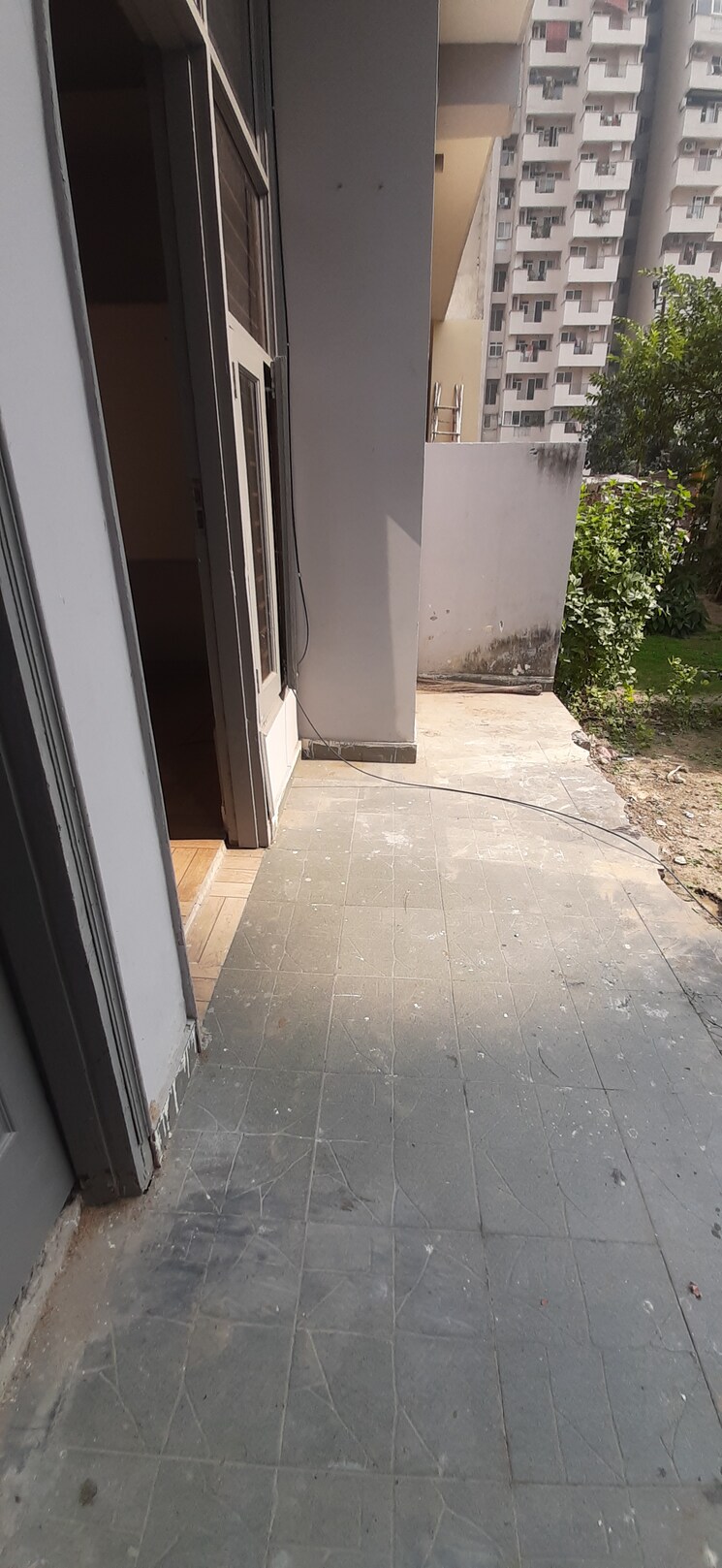 Balcony, land-craft-golf-links-villa 3 Bedroom 100 Sq.Yd. Builder Floor In Pandav Nagar Ghaziabad 8952101