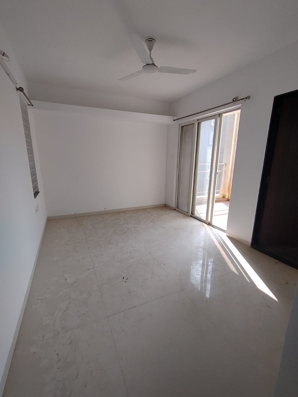 3 BHK + Servant Room Apartment For Rent in Karan Suncoast