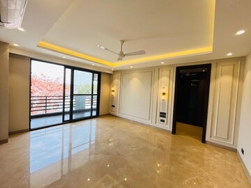 Room in 4 BHK Builder Floor at DLF City Phase V, Dlf Phase V – for Sale