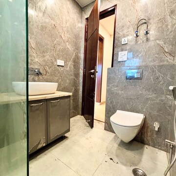 Bathroom in 5 BHK Villa at Andheri West – for Rent
