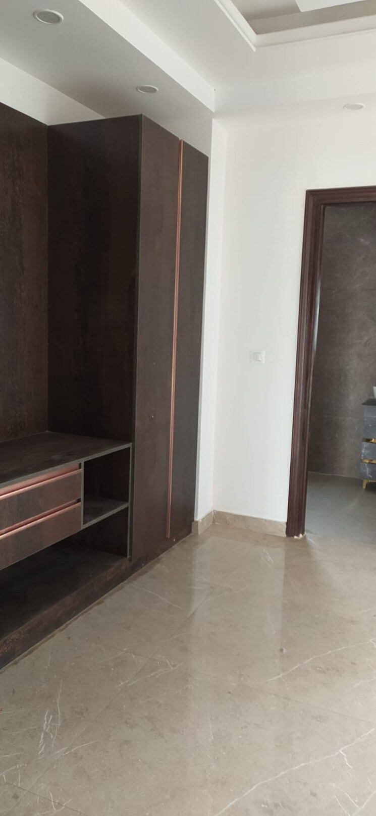 Room, sector 21d 3 Bedroom 250 Sq.Yd. Builder Floor In Sector 21d Faridabad 8952356