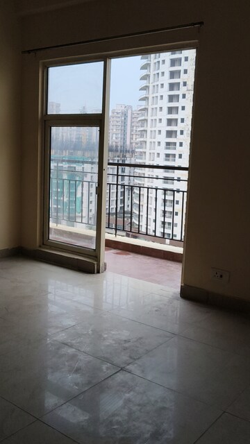 Room in 3 BHK Apartment at Gardenia Golf City, Sector 75 – for Sale