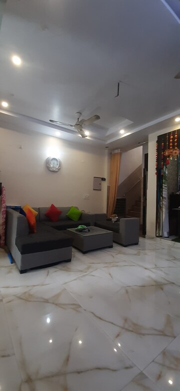Furnished Amenities in 3 BHK Builder Floor at Land Craft Golf Links Villa, Pandav Nagar – for Sale