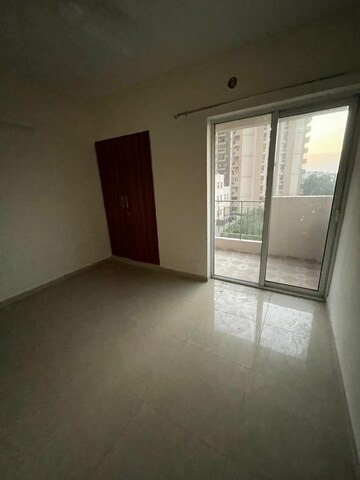 Room in 3 BHK Apartment at Landcraft Golf Links, Pandav Nagar – for Rent