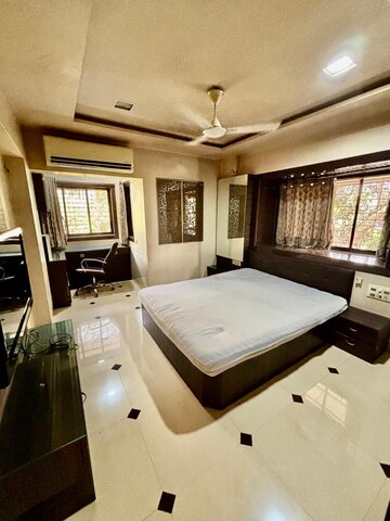Team Area in 3 BHK Apartment at S Raheja Panorama, Santacruz West – for Rent