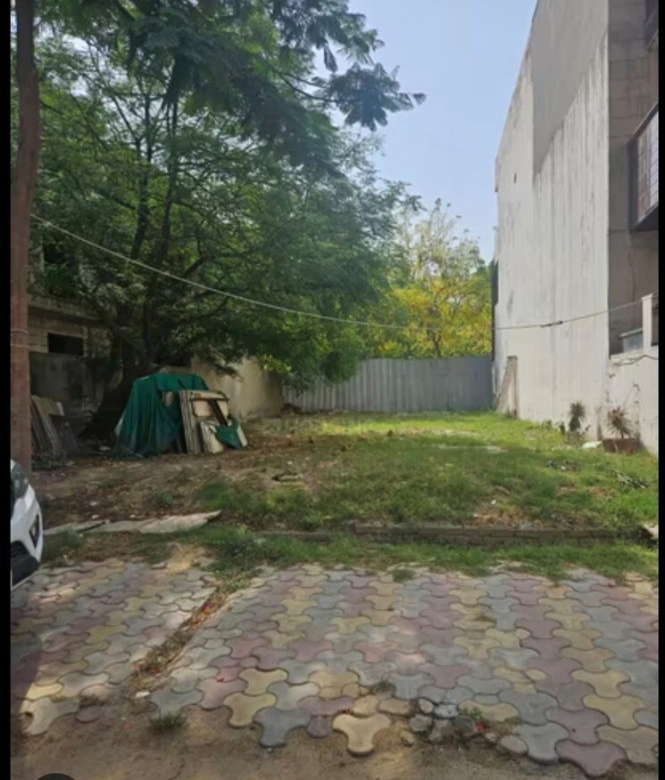 Garden, dlf-city-phase-v  270 Sq.Yd. Plot In Dlf Phase V Gurgaon 8952900