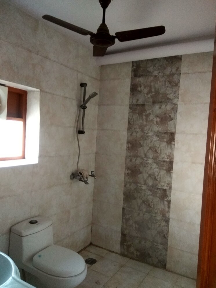 Bathroom, jangpura 3 Bedroom 1800 Sq.Ft. Builder Floor In Jangpura Delhi 8952819