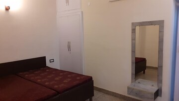 Room in 1.5 BHK Builder Floor at Green Park – for Rent