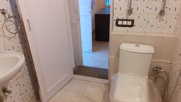 Bathroom in 1.5 BHK Builder Floor at Green Park – for Rent