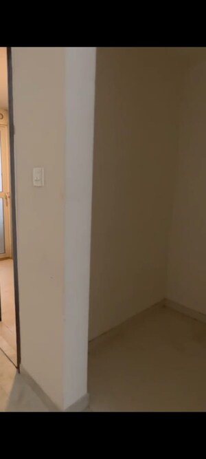 Room in 2 BHK Apartment at Lodha Amara, Kolshet Road – for Sale