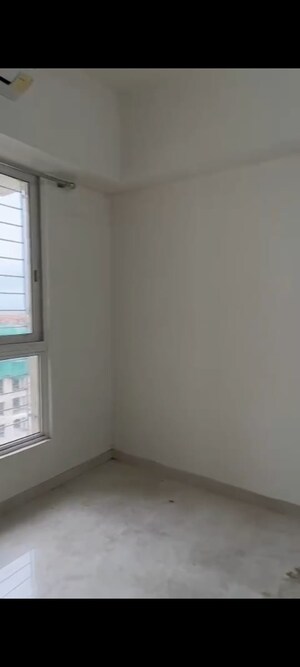 Room in 2 BHK Apartment at Lodha Amara, Kolshet Road – for Sale