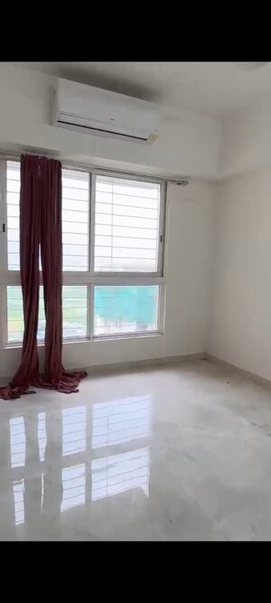 Room in 2 BHK Apartment at Lodha Amara, Kolshet Road – for Sale
