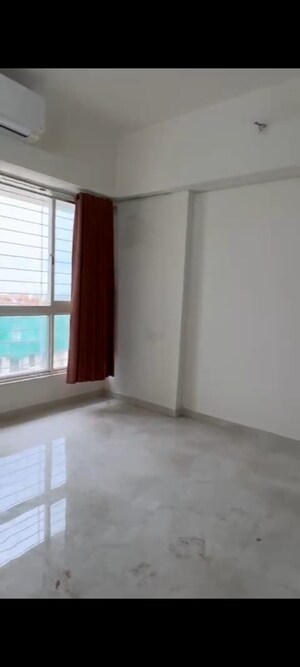 Room in 2 BHK Apartment at Lodha Amara, Kolshet Road – for Sale