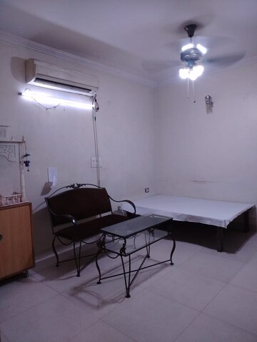Living Room in 2.5 BHK Builder Floor at Mayur Vihar Phase 1 – for Rent