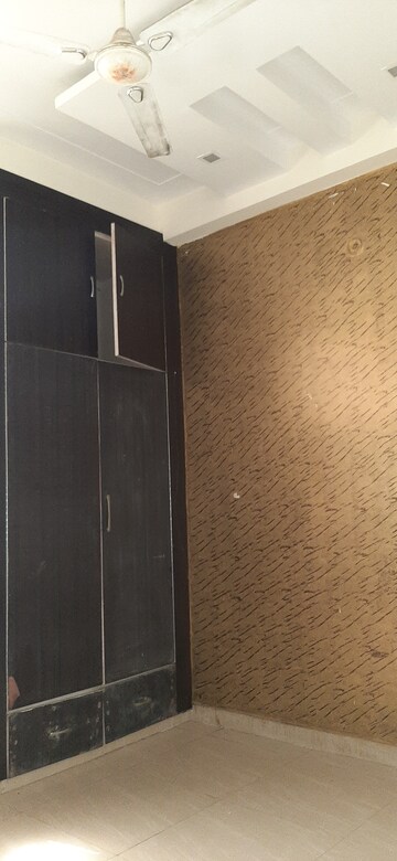 Furnished Amenities in 3 BHK Builder Floor at Land Craft Golf Links Villa, Pandav Nagar – for Sale