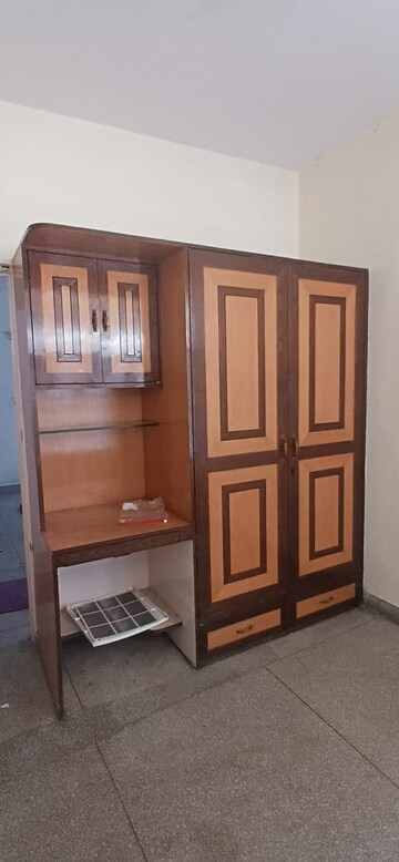 Furnished Amenities in 1 BHK Apartment at Mayur Vihar Phase 1 – for Rent