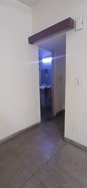 Furnished Amenities in 1 BHK Apartment at Mayur Vihar Phase 1 – for Rent