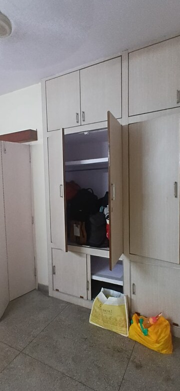 Furnished Amenities in 1 BHK Apartment at Mayur Vihar Phase 1 – for Rent